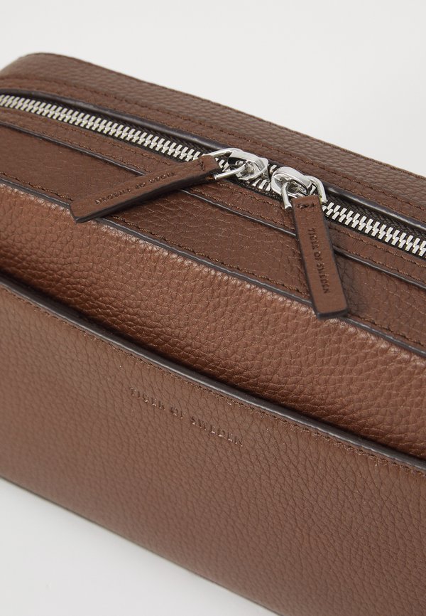 WES - Wash bag - cognac3