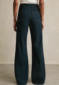 Reiss SAKURA PATCH POCKET - Vaqueros a campana - dark blue