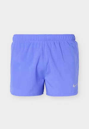 Shorts de sport violet clair avec une ceinture élastique et de petites perforations, avec un logo Nike Swoosh argenté sur la jambe droite.