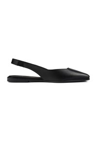 Zapatos planos de piel negra estilo slingback con puntera afilada, diseño minimalista y una delgada correa en el tobillo, presentados sobre una suela plana.