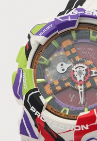 Farverig analog-digital urrem med lilla, grønne og røde detaljer; mærkede knapper "Juster," "Tilstand," og "Beskyttelse," der viser tid og stopwatch-oplysninger.