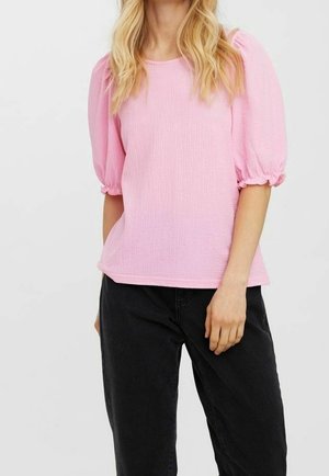 Roze, gestructureerd shirt met korte mouwen en opbollende mouwen. Ronde hals en losse pasvorm, gecombineerd met zwarte, loszittende broek.