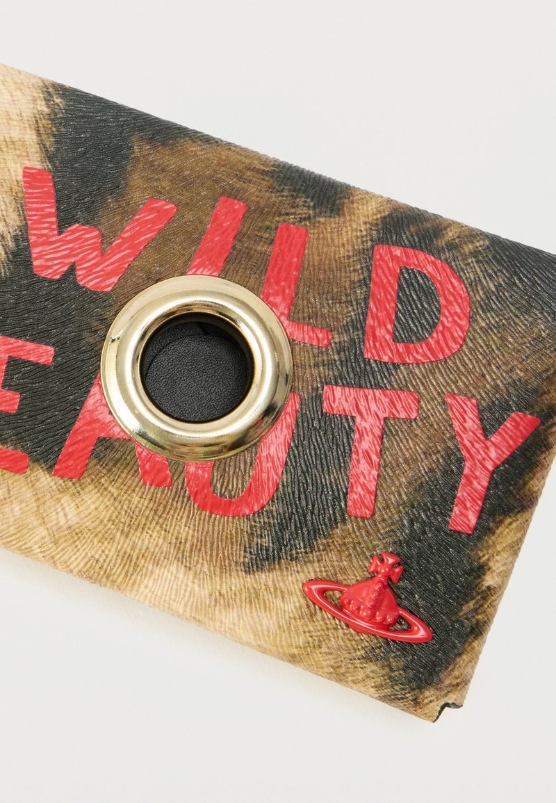 Farverig pung med præget dyreprint, fed rød tekst "WILD BEAUTY", en cirkulær gulddetalje og en rød planetdetalje.