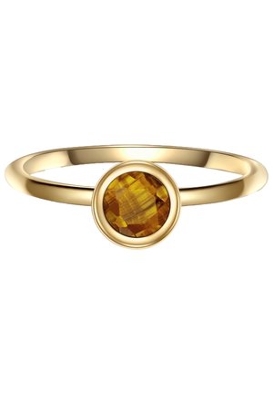 Anillo de oro con una banda delgada que presenta una piedra preciosa de ámbar redonda y facetada, montada en un engaste liso.