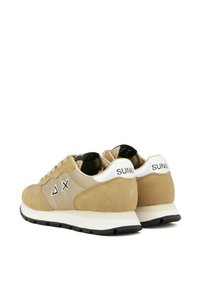 Beige Wildleder-Sneaker mit gepolstertem Schaft, Gummisohle und schwarzen Akzenten. Mit Logo-Details und einem klassischen Schnürdesign.