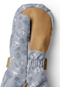 Stoffhandschuhe mit einer hellblauen Basis, die mit weißen Vögeln und Blattmustern verziert sind. Braunes Leder an der Handfläche und am Bund; weiche Textur und enganliegende Passform.