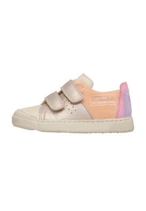 Scarpa da ginnastica per bambini in crema e pesca con dettagli rosa e viola sul tallone, due cinturini a strappo e testo "Naturino-74 The Original Brand" sul lato.