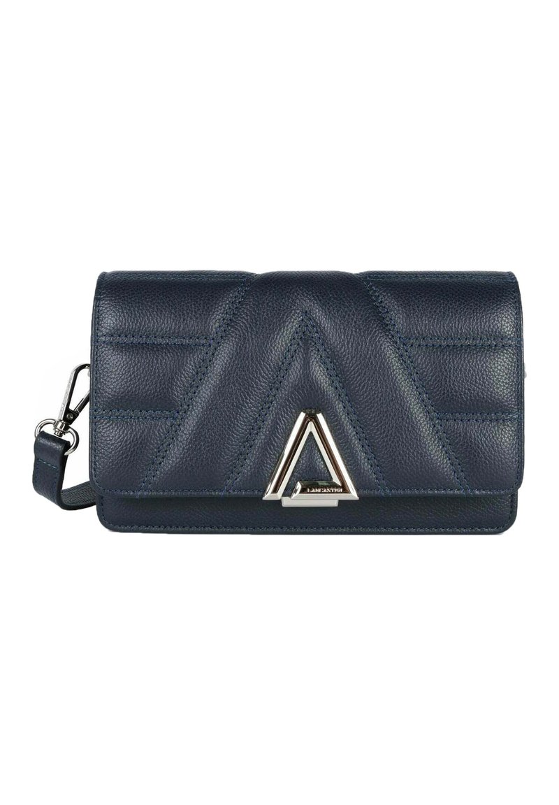 Portafoglio in pelle blu navy con motivo a zigzag trapuntato, accento di hardware triangolare in argento e tracolla removibile. Forma rettangolare compatta.