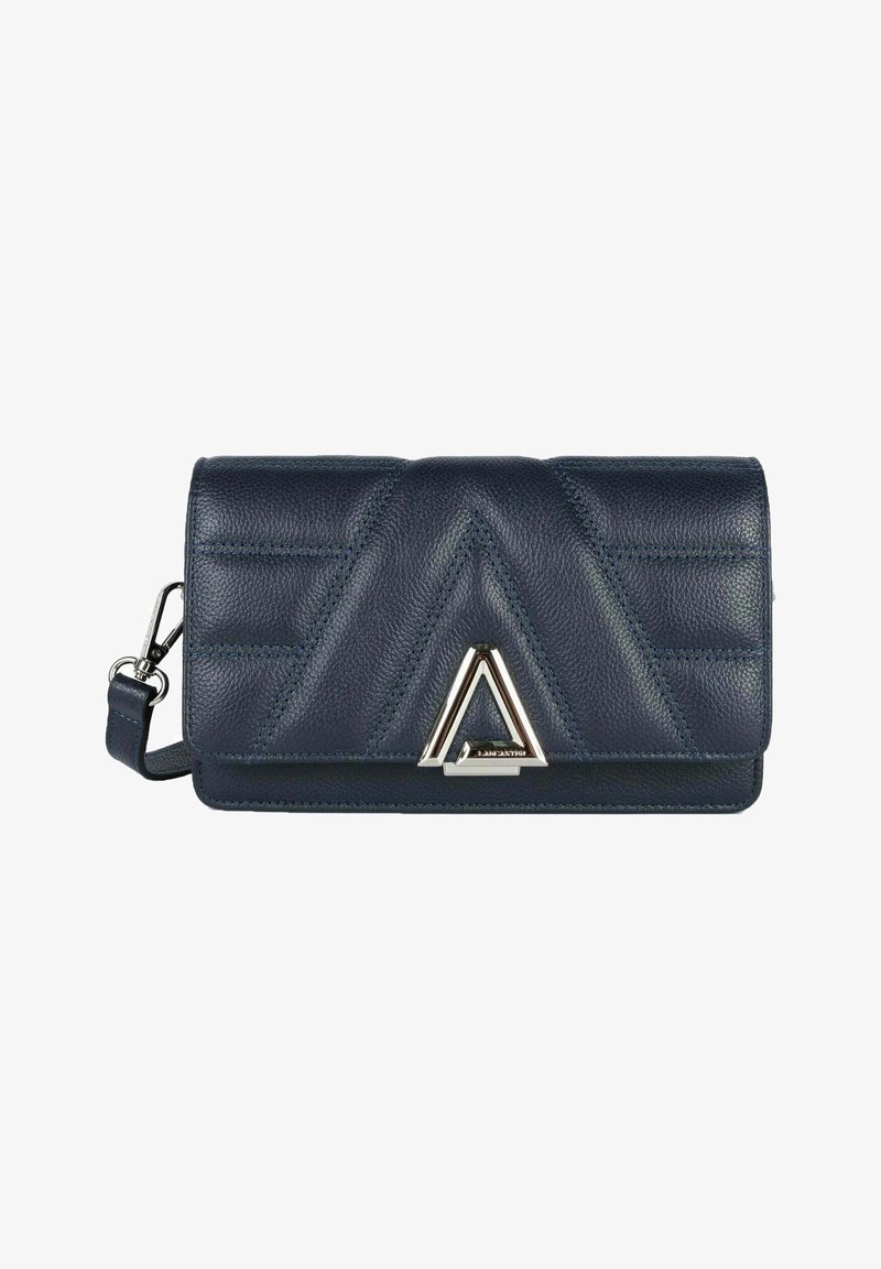 Portafoglio in pelle blu navy con motivo a zigzag trapuntato, accento di hardware triangolare in argento e tracolla removibile. Forma rettangolare compatta.