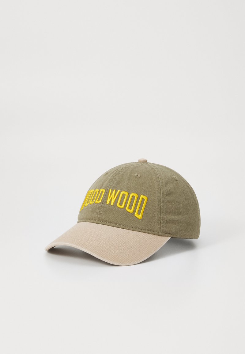 Boné verde de algodão com a aba bege, apresentando o texto bordado "WOOD WOOD" em amarelo. Textura suave com uma forma estruturada.