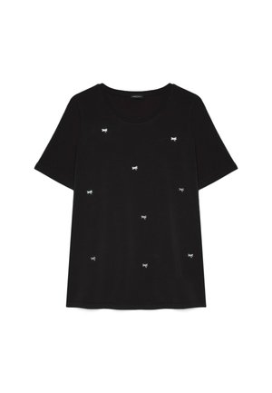T-shirt nera a maniche corte con scollo rotondo, decorata con piccoli ricami bianchi a forma di fiocco sparsi sul davanti.