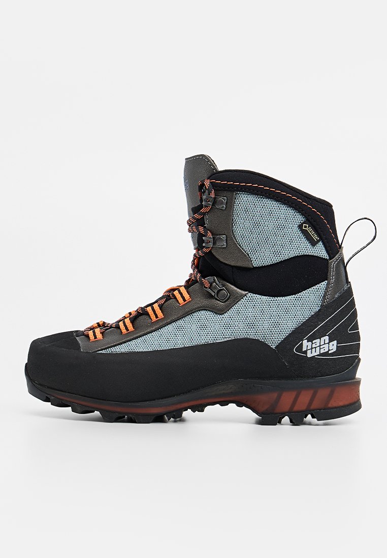Buty górskie z szarym tekstylnym wierzchem, czarną gumową osłoną na palce, jaskrawopomarańczowymi sznurówkami oraz fakturowaną czarno-pomarańczową podeszwą. Wodoodporna konstrukcja.