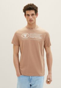 TOM TAILOR LOGO PRINT - Camiseta estampada - desert fawn