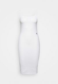 Biała sukienka bodycon na cienkich ramiączkach, z teksturowanej tkaniny, sięgająca kolan, z małym czarnym logo po boku.