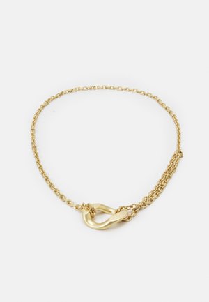 Kultainen ketjukaulakoru, jossa on ainutlaatuinen kiertyvä ja kiillotettu lukon yksityiskohta, asetettuna tasaisesti valkoiselle taustalle.