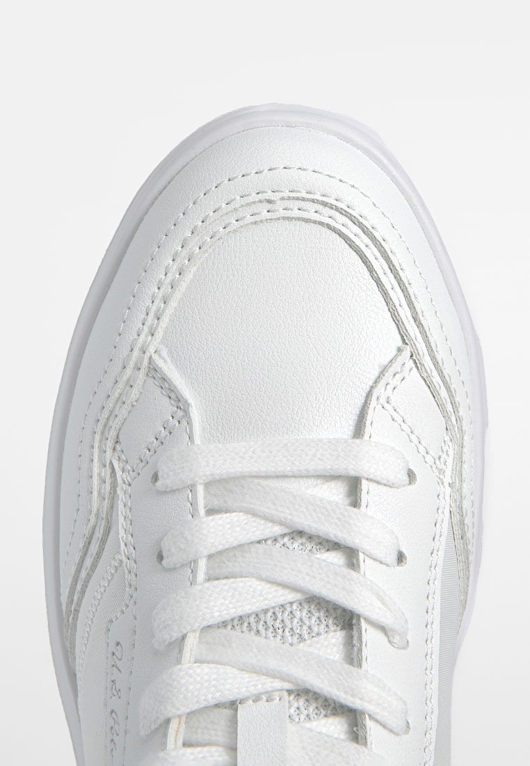 Weiße Sneaker aus synthetischem Leder mit glatter Textur, runder Zehenpartie, Schnürverschluss und dezenten Nähdetails.