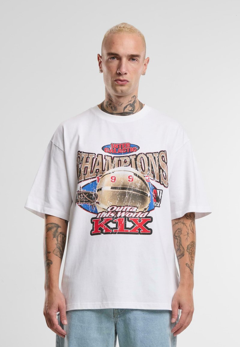 Hvit bomull T-skjorte med oversized passform, grafisk trykk med "Champions 1993" og "Out of this World K-LX", samt rullet erme.