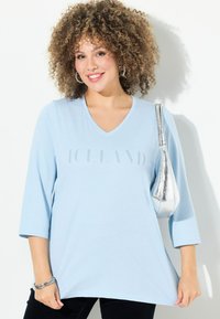 Ulla Popken COUNTRY LETTERED 3/4 SLEEVE TEE - Maglietta a manica lunga - soft light blue