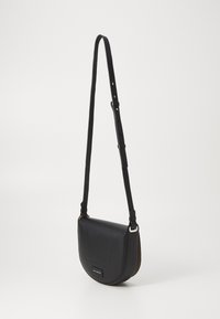 Borsa a tracolla nera con forma curva, in pelle liscia, due tracolle regolabili e dettagli in metallo argentato.