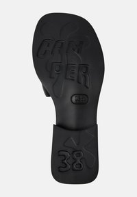 Suola di scarpa in gomma nera con lettering in rilievo "CAM PER" e "38", caratterizzata da un design testurizzato e una forma ergonomica per il comfort.