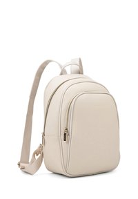 Zaino in finta pelle beige con forma arrotondata, due scomparti con zip e spallacci regolabili. Presenta dettagli in metallo dorato.