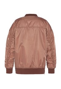 Chaqueta bomber de color marrón claro, acabado satinado, cuello y puños acanalados, dobladillo elástico, mangas acolchadas, diseño minimalista, sin logotipos visibles.