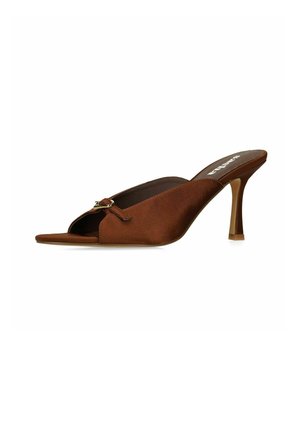 Bruine muil met open teen, middelhoog naaldhak en klein gouden gespdetail aan de voorste band.