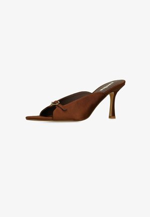 Mule marron à bout ouvert avec talon stiletto de hauteur moyenne et petit détail de boucle dorée sur la bride avant.