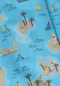 Ljusblått tyg med ett lekfullt marint mönster. Har öar, båtar, delfiner, en bläckfisk och palmer i olika färger.