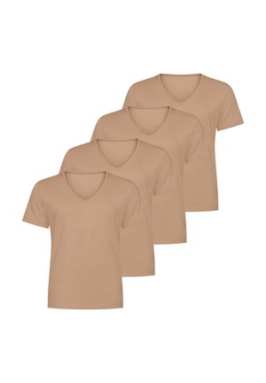 Quatre T-shirts beiges unis à manches courtes et col en V, disposés en rangée superposée sur un fond blanc.