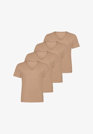 Vier schlichte beige Kurzarm-V-Neck-T-Shirts, die in einer geschichteten Reihe auf einem weißen Hintergrund arrangiert sind.