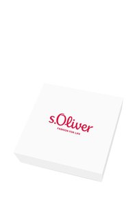 Weißer rechteckiger Karton mit rotem "s.Oliver"-Logo und dem Text "FASHION FOR LIFE" darunter. Glatte Oberfläche, minimalistisches Design.