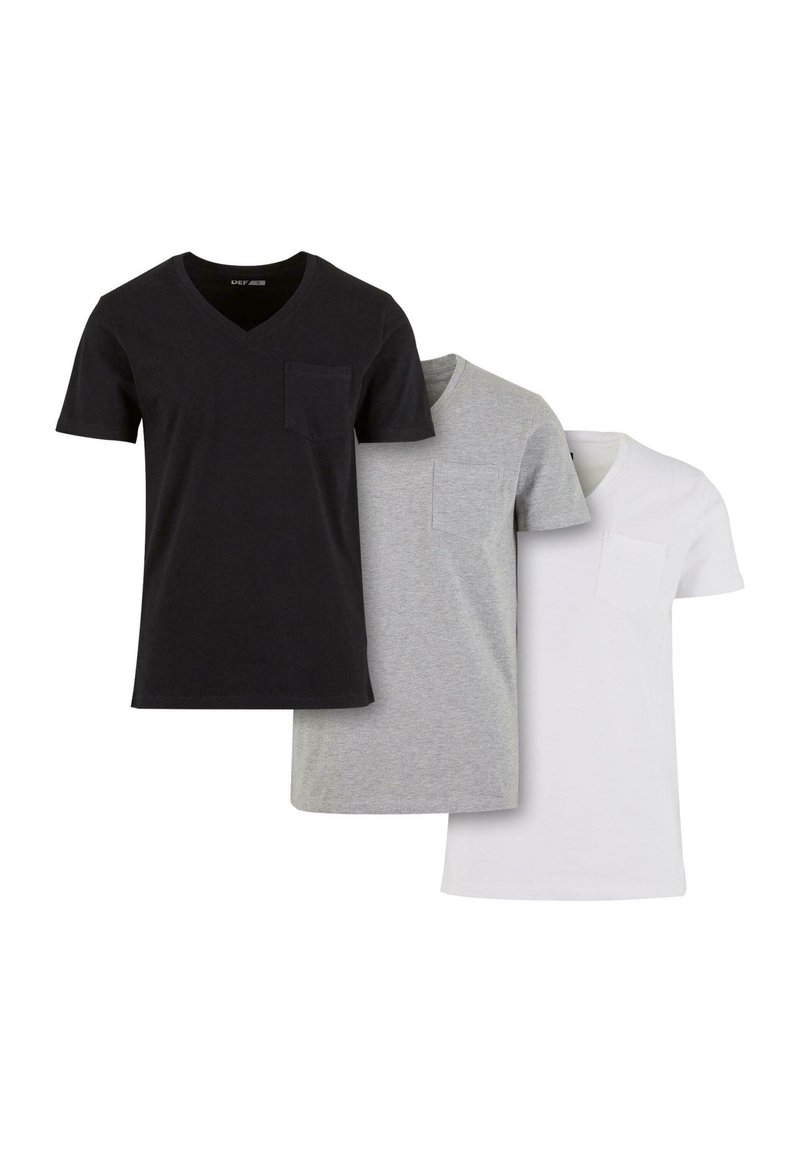 Set di tre t-shirt a V in nero, grigio e bianco. Ogni maglietta presenta maniche corte e una piccola tasca al petto. Materiale in cotone.