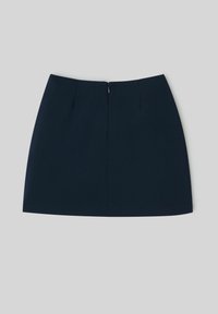 Jupe bleu marine avec une texture lisse, coupe droite et fermeture éclair au dos. Comprend deux plis avant pour un détail supplémentaire.