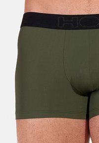 Boxer slim olive verdi realizzati in materiale morbido, con vita elasticizzata nera dotata di logo in rilievo, si adattano perfettamente al corpo.