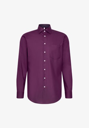 Langärmliges lila Hemd mit weißen Knöpfen, Brusttasche auf der linken Seite und Kragen, der mit einem gemusterten Stoff unterlegt ist.