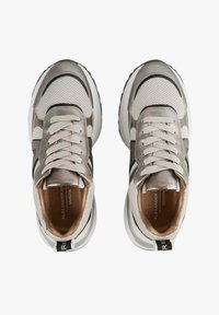 Sneakers leggere in mesh grigio e beige, con accenti a contrasto, linguetta imbottita e dettaglio con logo sul tallone.