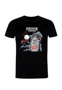 Černé bavlněné tričko s grafickou potiskem hrobu, pavouka a měsíce s nápisem "RIP EDDIE MUNSON" a "HELLFIRE FOREVER."