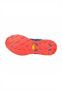 Trailrunning-Schuhsohle mit einer roten Gummilaufsohle, die tiefe Stollen für Traktion aufweist, und einer schwarzen Zwischensohle mit sichtbarem Branding.