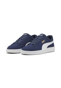Marineblå atletiske sneakers med hvide detaljer, snørebåndsdesign, glat overflade og logo accenter på siderne og tungespidsen.