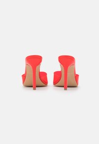 Steve Madden SIGNAL - Mules de salto - clear red