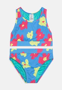 To-delt badedrakt sett med blått stoff og store rosa og gule blomster mønster. Toppen har en ermeløs crop stil, mens bunnen er en bikini.