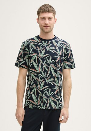 Korte mouwen t-shirt in marineblauw met een bladpatroon in groen en rood. Gemaakt van katoen; heeft een ronde hals en een relaxte pasvorm.