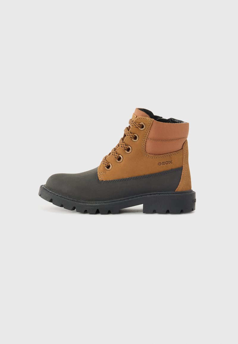 Scarpe da trekking marroni e nere con parte superiore in suede e sintetico, punta rotonda, design con lacci, colletto imbottito e suola in gomma con battistrada.