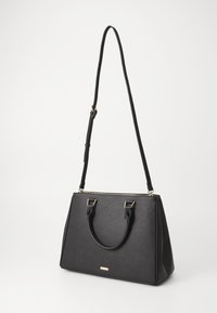 Schwarze Handtasche aus strukturiertem synthetischem Material, mit goldfarbener Hardware, zwei Griffen und einem verstellbaren Schultergurt.