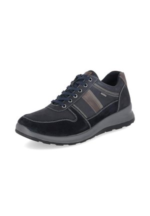 Schwarzer und grauer lässiger Herrensneaker mit Schnürsenkeln, kontrastierenden Nähten und Gummisohle, schräg auf weißem Hintergrund gezeigt.