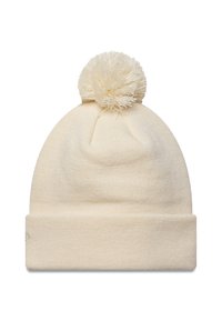 Cappello invernale lavorato a maglia di colore crema con un bordo ripiegato e un grande pompon soffice sulla parte superiore, posizionato su uno sfondo bianco.