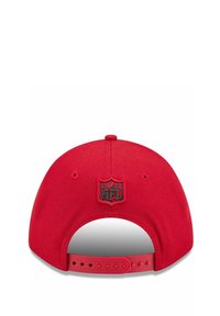 Rote Baseballmütze aus Stoff mit einem NFL-Emblem auf der Rückseite und einem verstellbaren Druckverschluss hinten zur Größenanpassung.