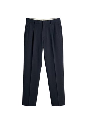 Pantaloni da abito neri su misura con pieghe anteriori, passanti per cintura e tasche laterali, posati distesi su sfondo bianco.