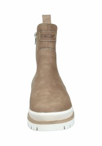 Bottes de cheville beiges en matériau doux avec une semelle en caoutchouc blanc, dotées d'une fermeture éclair sur le côté et d'une petite languette à l'arrière.